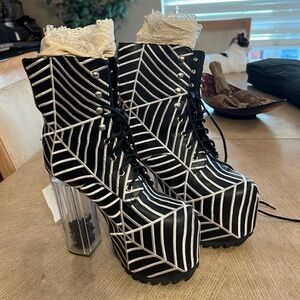 RARE DEADSTOCK Dolly Bae The Webs We Weave Platform Boots in size 6!
